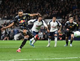 شاهد.. توتنهام على حافة الهاوية بعد تعادل محبط مع ليدز في الدوري الإنجليزي