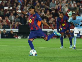 يامال يمنح برشلونة التقدم في الشوط الأول ويتعرض لإصابة غريبة