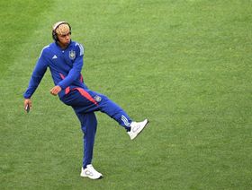 يامال يُفعل تجديد العقد وإشهار الرقم 10 في حضور جدته اليوم