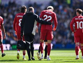 ضربة جديدة.. إصابة إيكيتيكي مهاجم ليفربول خلال مباراة برايتون