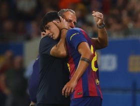 برنال يشعر بسعادة طاغية إثر عودته لبرشلونة بعد 383 يوماً