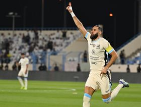 "هاتريك" بنزيما يقود الاتحاد لاكتساح الأخدود في بداية الدفاع عن لقب الدوري السعودي
