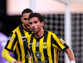 شاهد.. الاتحاد يفرمل الهلال بعشرة لاعبين ويمنح الصدارة للنصر