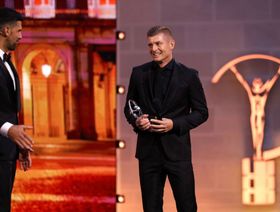 توني كروس يتسلم جائزة استثنائية في "حفل لوريوس" من دجوكوفيتش