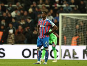 ماذا قال مدرب كريستال بالاس عن رحيل المدافع مارك غويهي؟