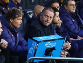 فليك يدافع عن الطاقم الطبي: أنا المسؤول عن إصابات برشلونة