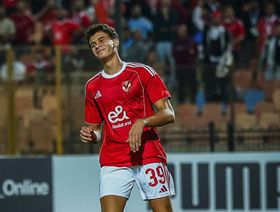 حمزة عبد الكريم يصل برشلونة لإنجاز انتقاله من الأهلي المصري