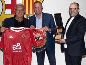 اجتماع بين الخطيب ولابورتا رئيس برشلونة بخصوص "استاد الأهلي"