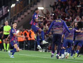 برشلونة يتقدم بهدفين على ريال مدريد ويقترب من لقب الدوري