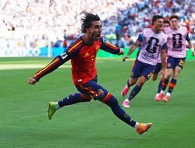 برشلونة يعلن انتقال فيران توريس إلى باريس سان جيرمان