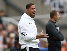ماذا قال مساعد مدرب نيوكاسل بعد تعميق جراح مانشستر يونايتد؟