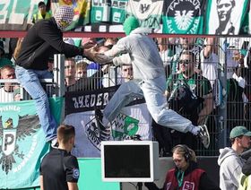 مشجع يخرّب تقنية الفيديو ويتسبب في هزيمة فريقه