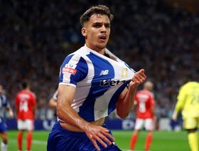 فيغا يقود بورتو لحسم كلاسيكو البرتغال أمام بنفيكا بعد طرد لينغليه