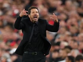 من زاوية أخرى.. شاهد مشادة سيميوني مع أحد مشجعي ليفربول