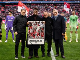 شاهد.. بايرن ميونيخ يكرم كومان بعد مسيرة حافلة