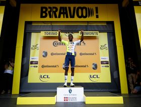 الإريتري غيرماي أول إفريقي يفوز بمرحلة في سباق فرنسا للدراجات