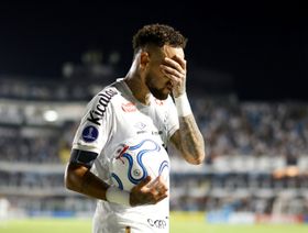 نيمار "السمين" يصطدم بمشجّع لسانتوس ورئيس البرازيل يطالب باستدعائه للمنتخب