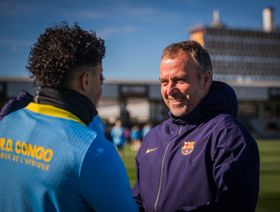 ماذا فعل هانزي فليك في غرفة حكم مباراة برشلونة وأتلتيكو مدريد؟