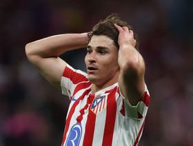 أتلتيكو مدريد يعلن الحرب وبرشلونة وخوليان ألفاريز مهددان بعقوبات قاسية