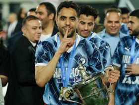 لماذا تسلم الشيبي لاعب بيراميدز ميدالية "نسائية" بعد الفوز بكأس مصر؟