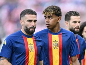 لاعبو برشلونة يشكون "غباء" لامين يامال وداني كارفاخال يعتزم مصارحته