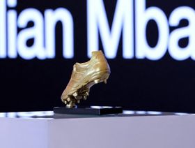 "الحذاء الذهبي" يرحب بالسيدات أخيراً بعد نحو 60 عاماً