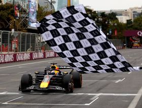 فرشتابن يفوز بسباق أذربيجان بفورمولا 1 وبياستري يتعرض لحادث