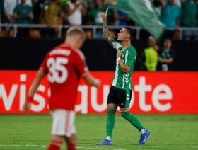 أنتوني ينقذ بيتيس وروما يُطيح بنيس في ليلة أوروبية مثيرة