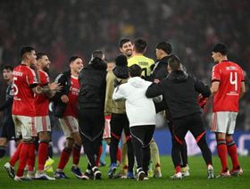 مورينيو يتغنى بتصرف كورتوا مع حارس بنفيكا