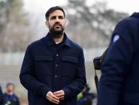 سيسك فابريغاس يكشف مشكلة تشابي ألونسو في ريال مدريد