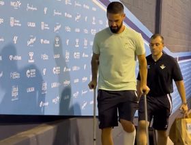 غادر الملعب على عكازين.. لعنة الإصابات تطارد إيسكو مجدداً