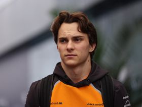 سلسلة مطاعم برغر أسترالية تعتذر بعد "لعنة" بياستري