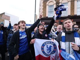 تشيلسي يحذر مشجعيه بعد إصابة اثنين في نابولي