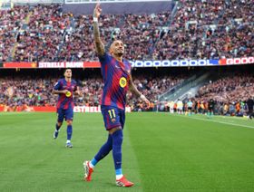 رافينيا قائد برشلونة يتحدث عن ثلاثيته أمام إشبيلية ويمدح غافي