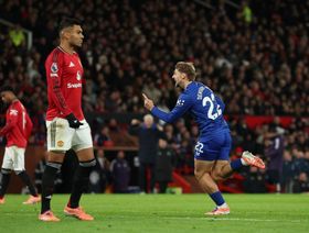 شاهد.. مانشستر يونايتد يفشل في استغلال "طرد غاي" ويخسر من إيفرتون