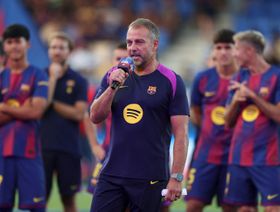 إصابة هانزي فليك في يده اليمنى بعد سقوطه خلال تدريب لبرشلونة