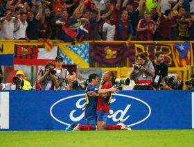 احتفال انزلاق الركبتين: من هنري إلى مبابي.. تاريخ لا يُنسى