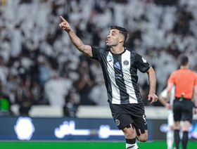 حمد الله يسجل هدفين قبل طرده خلال فوز الشباب على الأهلي