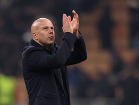 شاهد.. جمهور ليفربول يحرج محمد صلاح بالهتاف لآرني سلوت في ملعب إنتر