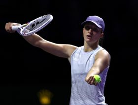 شفيونتيك ترتكب 36 خطاً وتخسر من ريباكينا في البطولة الختامية للتنس بالرياض