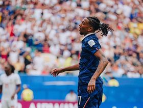 لماذا بكى أوليس بعد هزيمة فرنسا أمام إنجلترا بكأس العالم؟