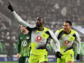 بوروسيا دورتموند يتجاوز فولفسبورغ وضغط على بايرن ميونيخ