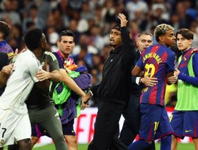 أشهر 5 أحداث في الكلاسيكو.. صخب وزجاجات واشتباكات ورأس خنزير