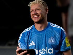 نيوكاسل يضم الحارس رامسديل ويتلقى رسالة من المشجعة "جانيت"