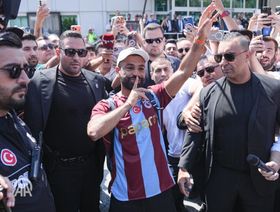 شاهد.. استقبال أسطوري لمحمد صلاح في إسطنبول قبل انضمامه لطرابزون سبور