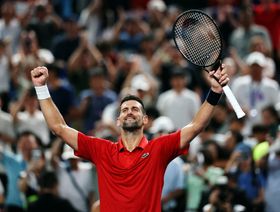 دجوكوفيتش يعبر ثلاث عقبات ليبلغ ربع النهائي في شنغهاي