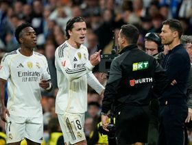 تشابي: الحكم أصابنا بالجنون وأنشغل بالفوز على سيتي وليس بإقالتي