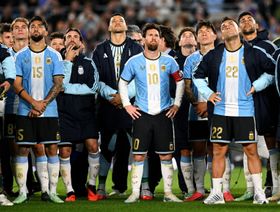 ميسي يودّع الأرجنتين.. غياب بطلين من مونديال قطر يثير التساؤلات