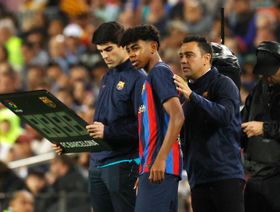 من منع تشافي من إشراك يامال مع برشلونة في سن 15 عاماً؟
