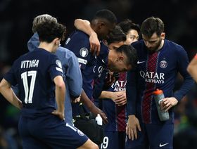 في يوم عيد ميلاده.. أشرف حكيمي يغادر "بارك دي برانس" على عكازات